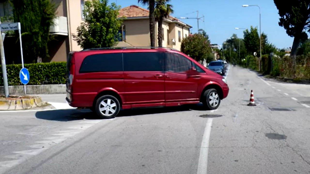 Incidenti a ripetizione a Fano: Minivan travolge anziana in bici