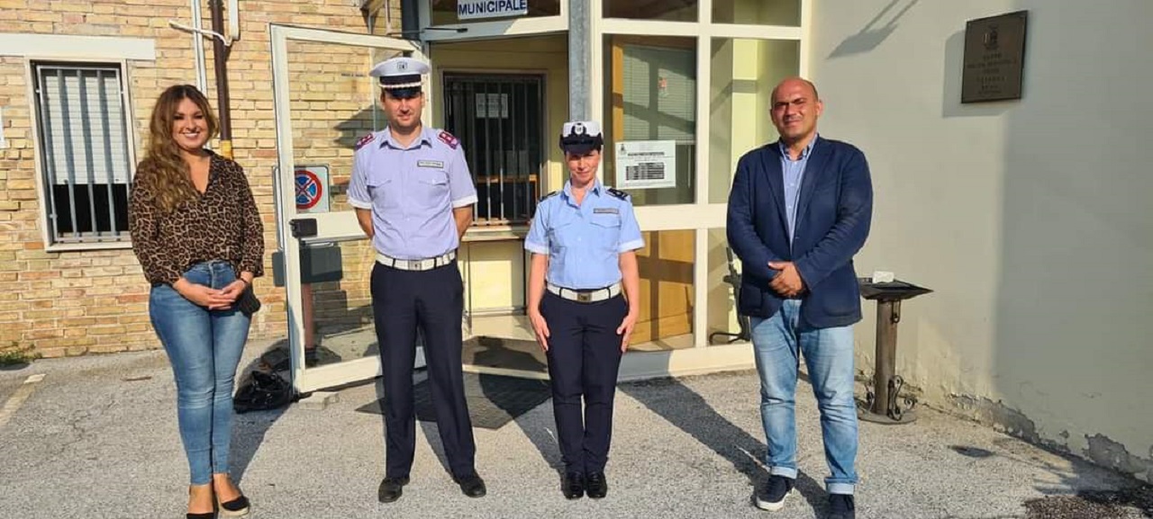 Da sinistra: l'assessore alla Polizia Federica Gatto, il comandante Daniele Buscarini, la funzionaria Fenni Mersia e il sindaco Simone Pugnaloni