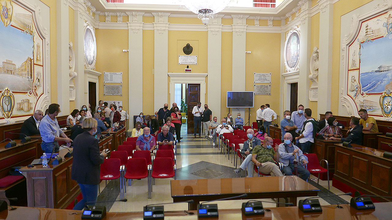 Elezioni comunali 2020: l'aula del consiglio comunale a Senigallia in attesa dello spoglio delle schede