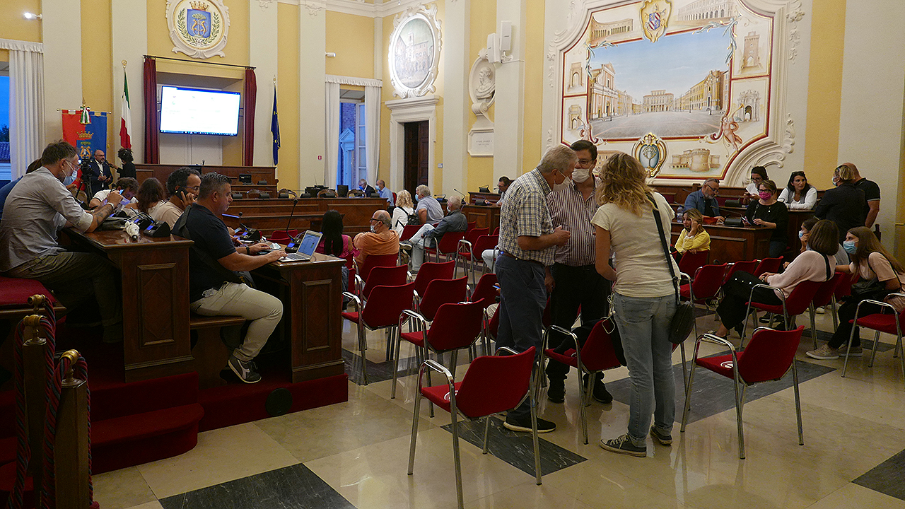 L'attesa nell'aula consiliare di Senigallia dell'esito elettorale