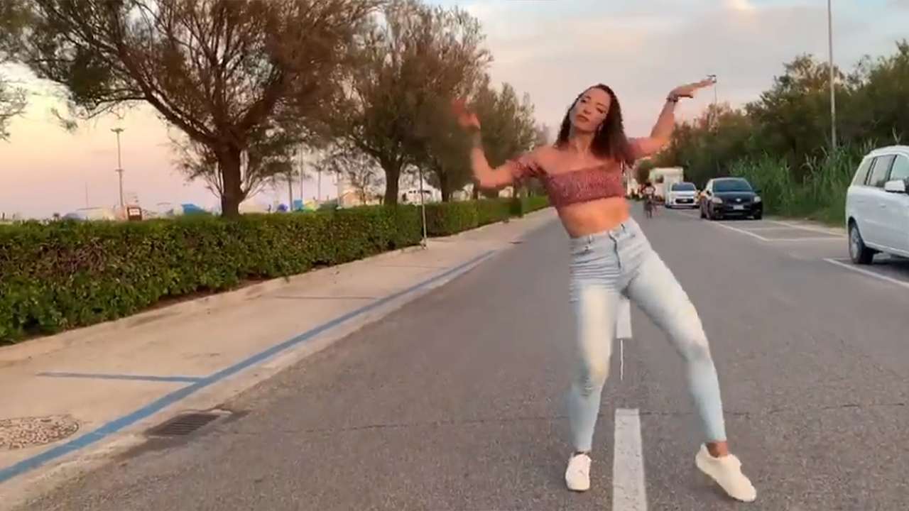 Francesca Maria mentre balla in un videoclip sul lungomare al Cesano di Senigallia