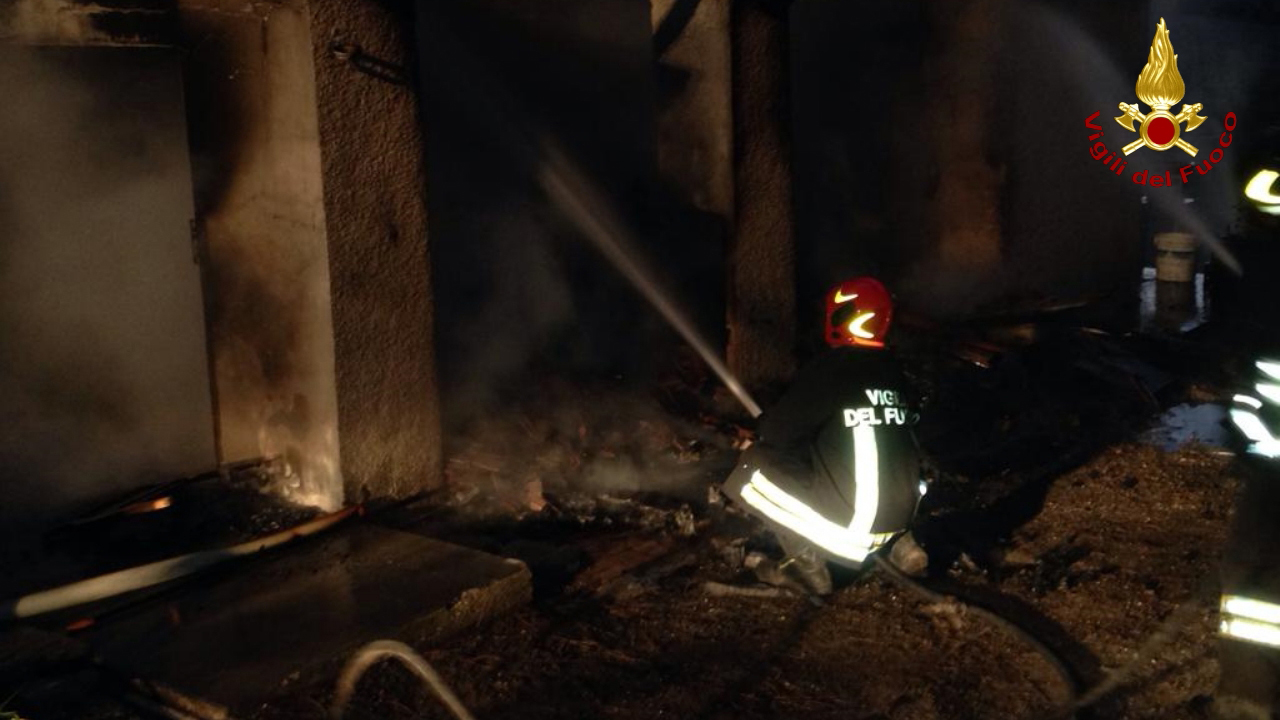 L'intervento dei vigili del fuoco per domare un incendio in un casolare di Senigallia
