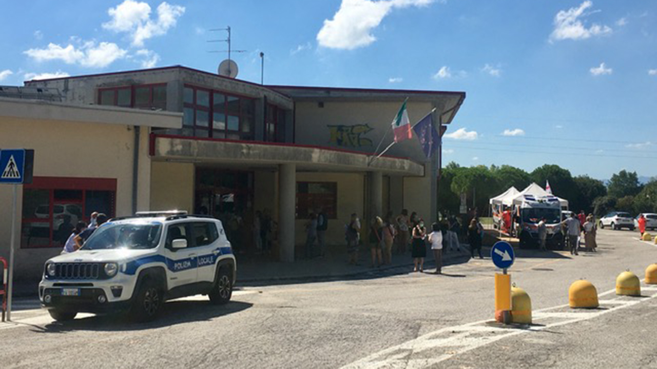 Circa 400 gli insegnanti e il personale ata che si sono recati presso la scuola “Sanzio” a Marina di Montemarciano, per i test sierologici rapidi in vista del nuovo anno scolastico