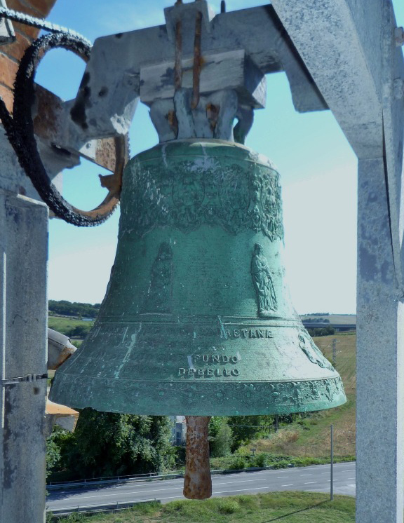 Una delle campane degli aviatori alla chiesa del Ciarnin di Senigallia, dedicate alla madonna di Loreto, patrona del volo