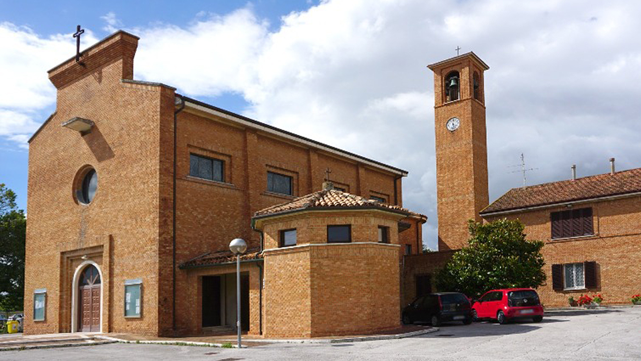 La chiesa del Ciarnin di Senigallia con le campane degli aviatori