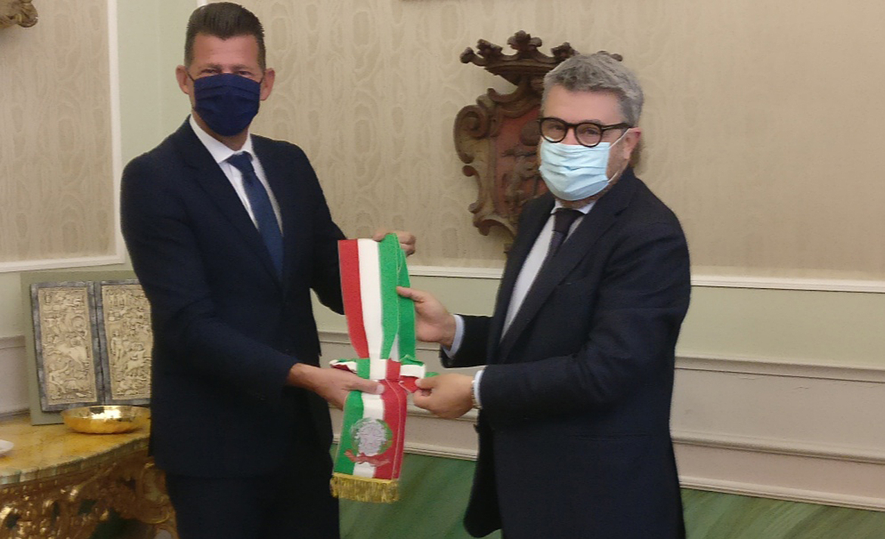 Maurizio Mangialardi passa la fascia da sindaco di Senigallia al neo eletto Massimo Olivetti