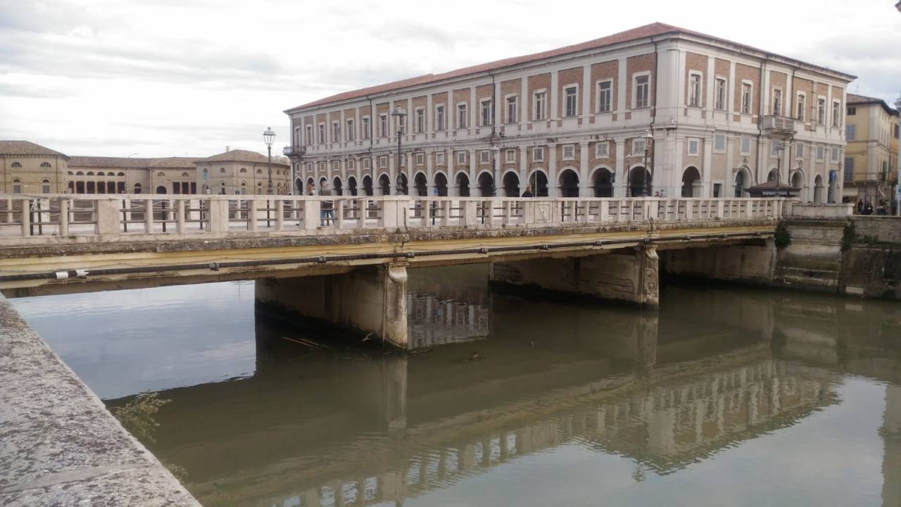 Il ponte II Giugno a Senigallia e palazzo Gherardi