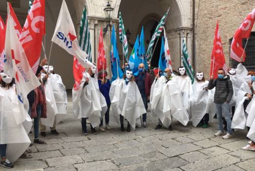 Concorso straordinario scuola: flash mob dei docenti precari davanti la prefettura di Ancona – VIDEO