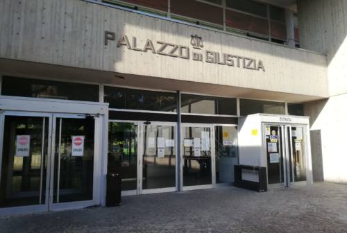 Potenza Picena, la segnalazione: «C’è un anziano nudo in spiaggia». Poliziotta interviene ma viene insultata