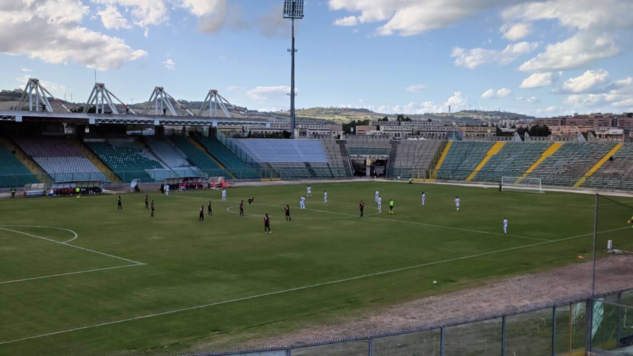 Il calcio d'inizio di Anconitana-Vigor Senigallia al Del Conero