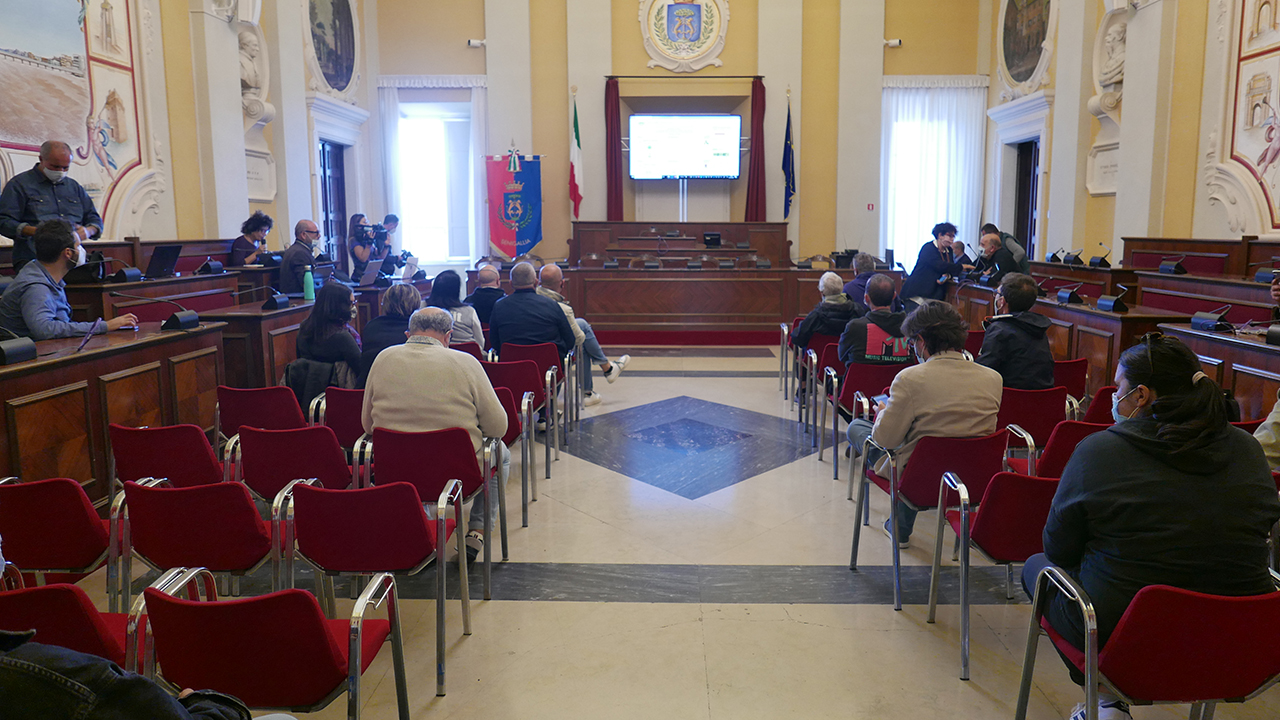 L'aula consiliare di Senigallia in attesa dei risultati del ballottaggio