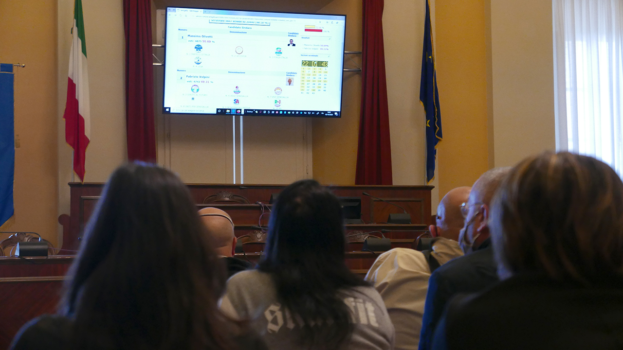 L'aula consiliare di Senigallia in attesa dei risultati del ballottaggio