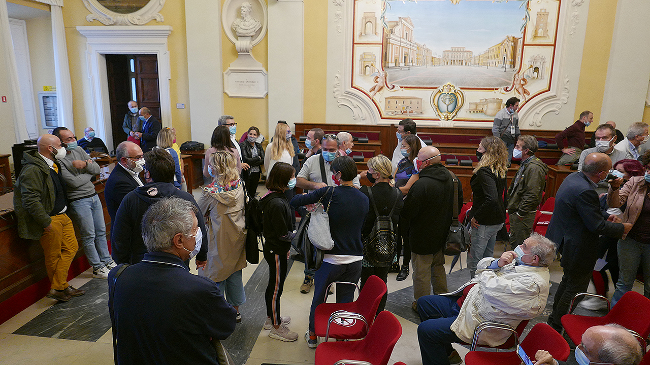 Aula consiliare festante a Senigallia per la vittoria al ballottaggio di Massimo Olivetti