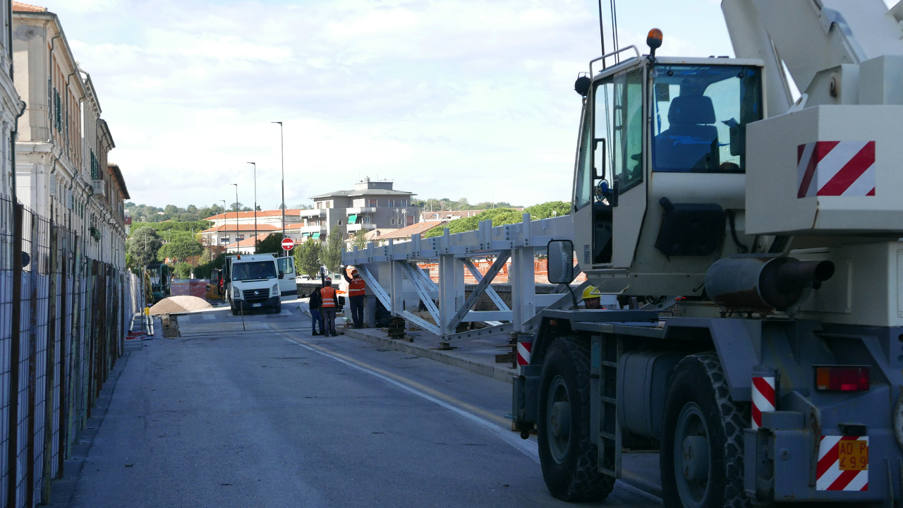 Il cantiere dei lavori su ponte II Giugno a Senigallia