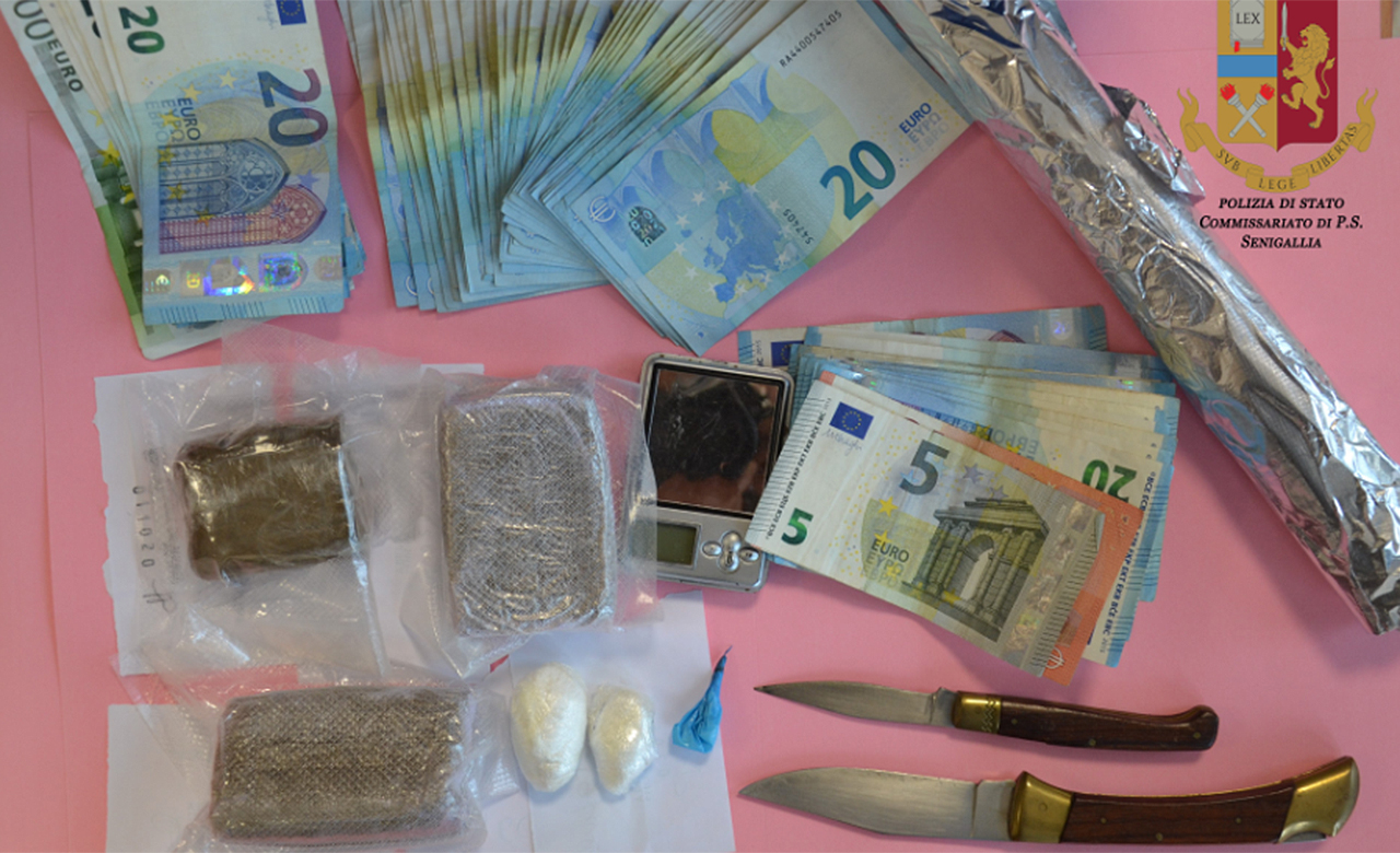 Gli strumenti che la polizia di Senigallia ha sequestrato nel bazar della droga