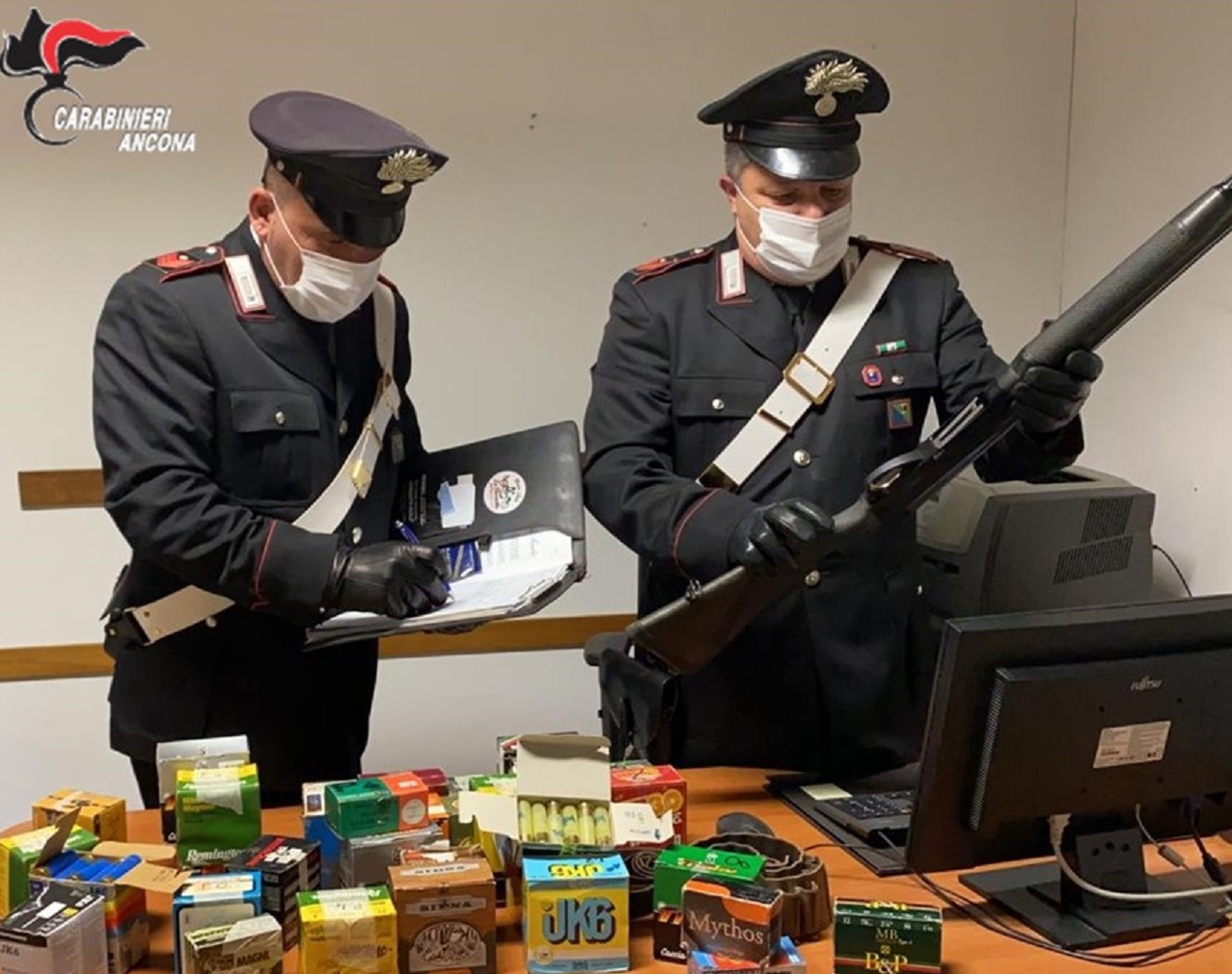 I carabinieri con le armi sequestrate