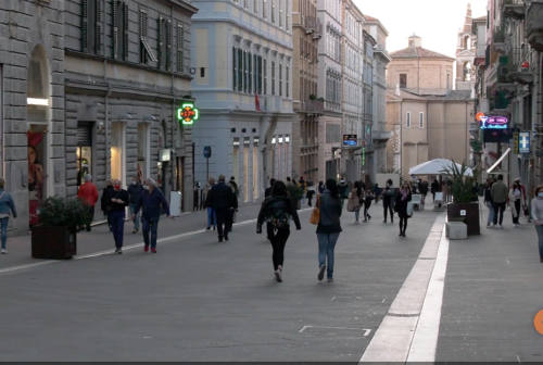 Ancona, degrado in centro. Il consigliere FdI Eliantonio attacca: «Città insicura». L’assessore Foresi: «Installate 350 telecamere»
