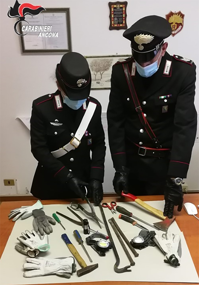 Il materiale sequestrato dai carabinieri a Marzocca di Senigallia