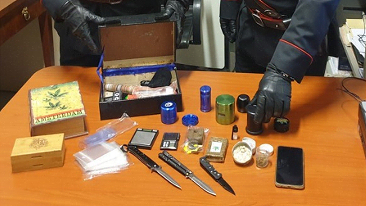 La droga e i materiali per il confezionamento sequestrati a Senigallia dai Carabinieri