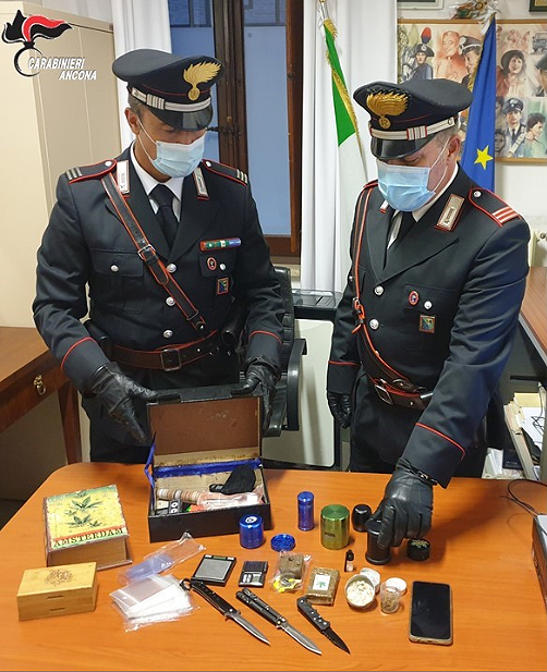 La droga e i materiali per il confezionamento sequestrati a Senigallia dai Carabinieri