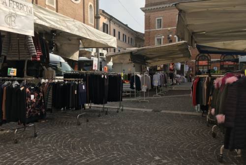 Mercati della Vallesina deserti: «Il commercio ambulante era la vita dei piccoli centri, ora non c’è più»
