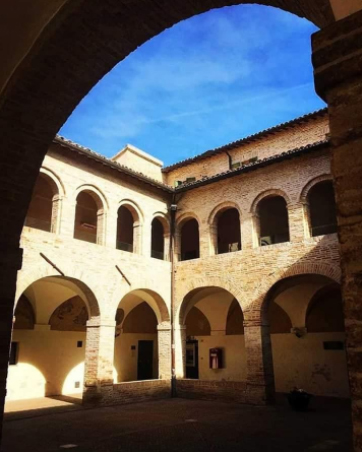 I locali dell'ex cinema teatro "A.Sordi" all'interno del chiostro di san Francesco al Mercatale, in piazza della Libertà a Ostra Vetere