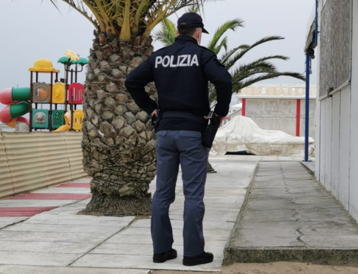 La Polizia di Senigallia sul luogo dell'aggressione sul lungomare Mameli