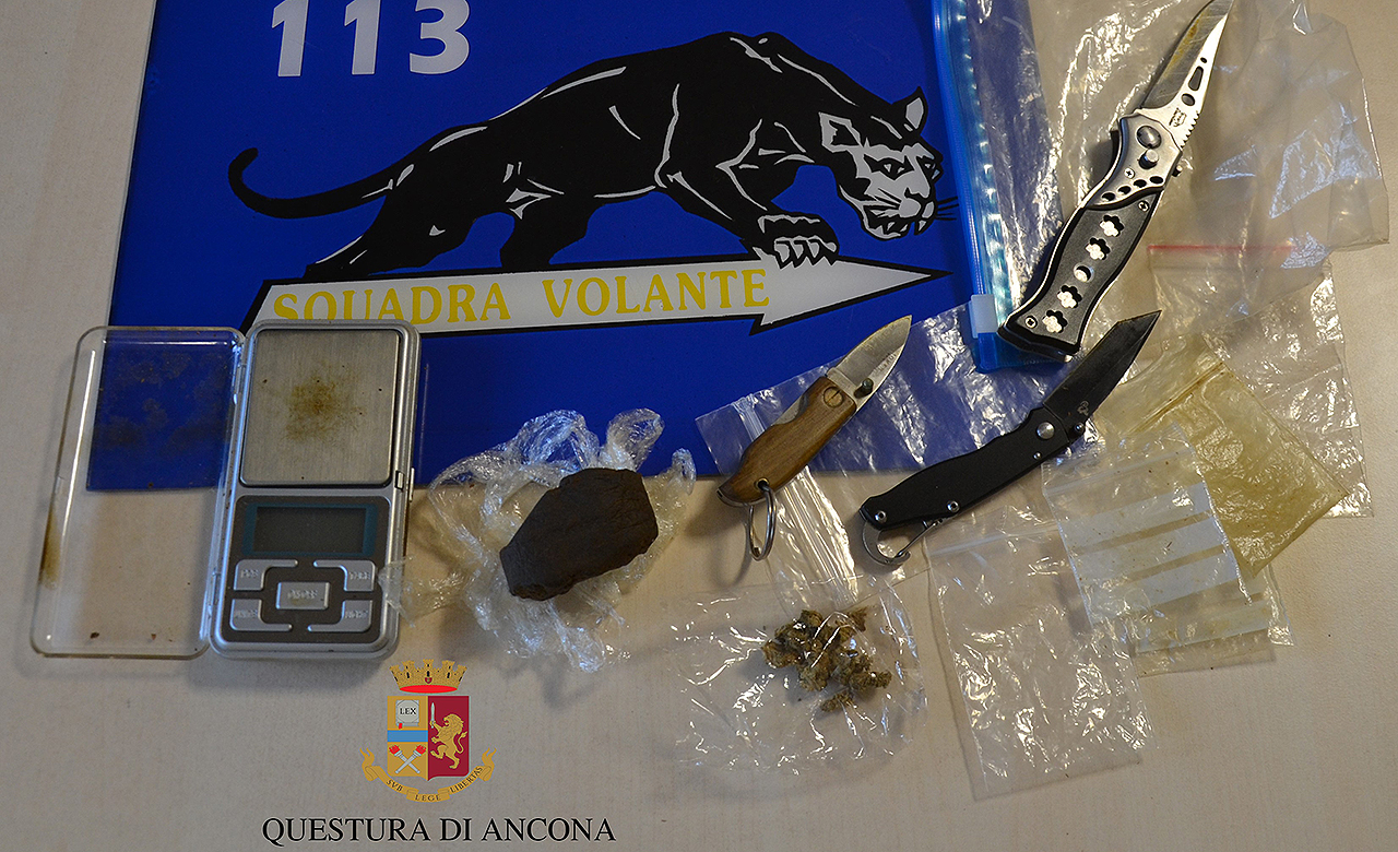 Stupefacenti e materiali per il confezionamento delle dosi sequestrate a Senigallia dalla Polizia