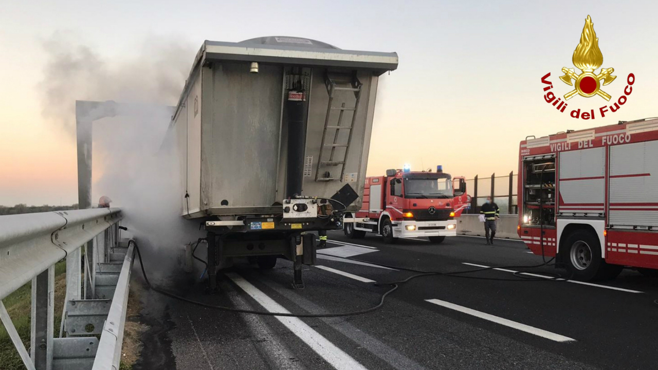 tir in fiamme sulla A14 all'altezza di Mondolfo