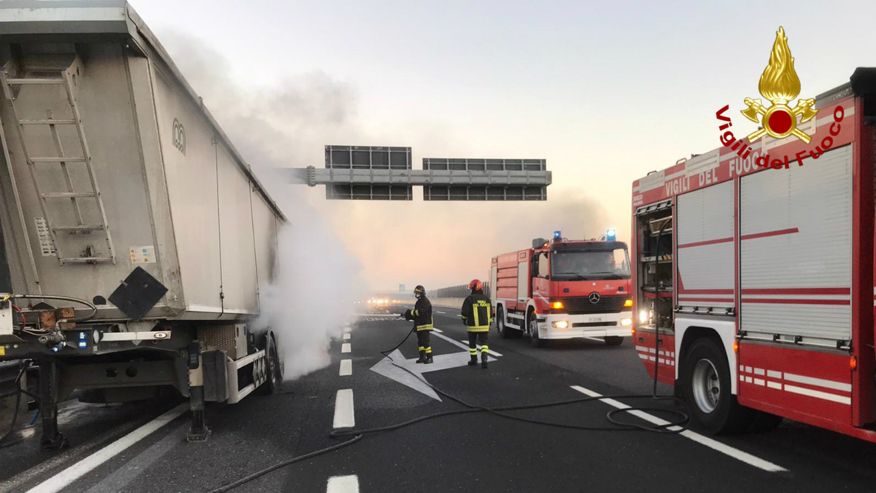 tir in fiamme sulla A14