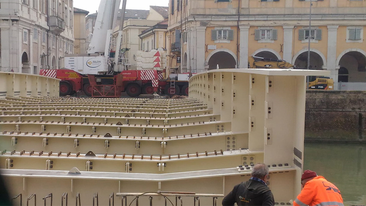 Posate le travi in acciaio, base del nuovo ponte II Giugno a Senigallia