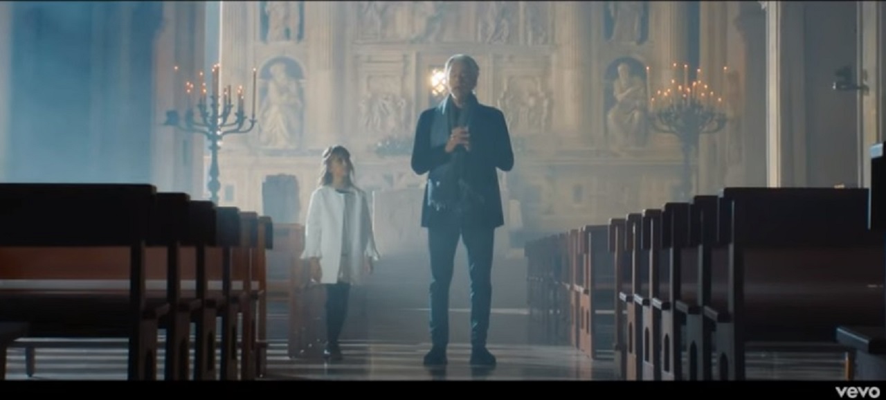 Un frame del video di Bocelli