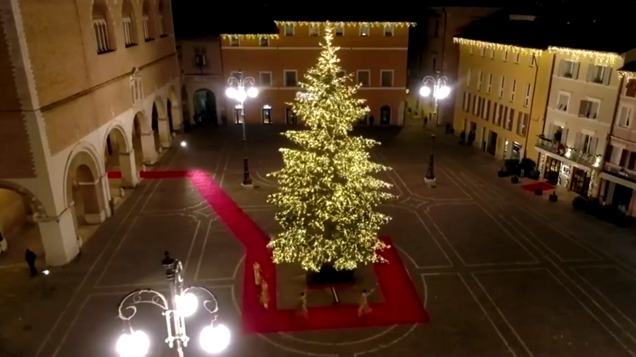L'albero di Natale accesso nella piazza deserta