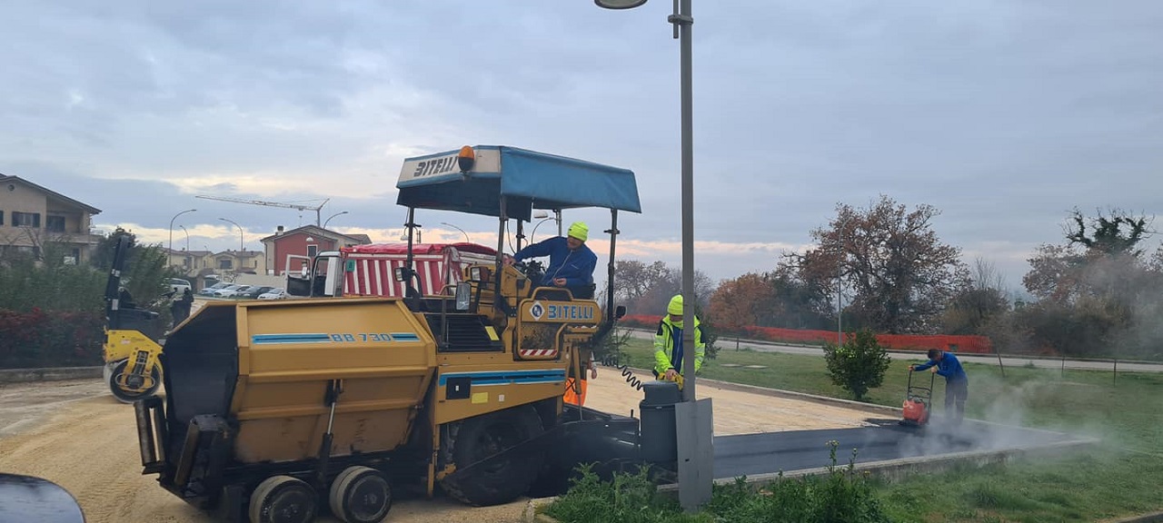 I lavori di asfaltatura al parcheggio della scuola di San Sabino