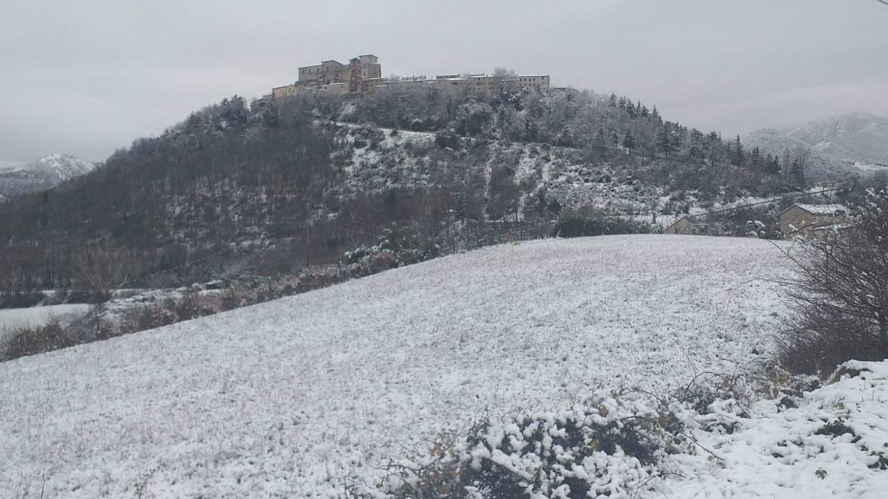 Neve a Frontone