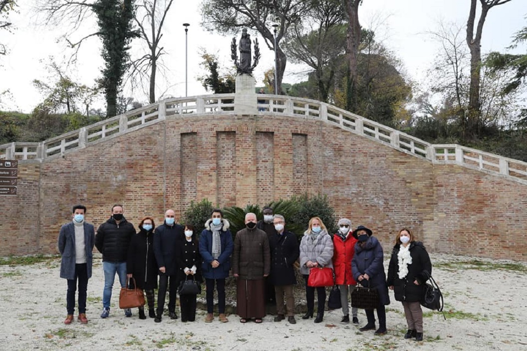 La giunta con il sindaco ai piedi della Scala Santa