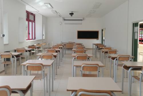 Il covid preoccupa le scuole: nel Piceno oltre duecento classi in quarantena e più di 300 in dad. Tamponi, il Pd attacca la giunta