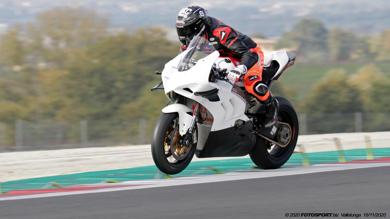 Simone Santarelli in sella alla Ducati durante i primi test a Vallelunga