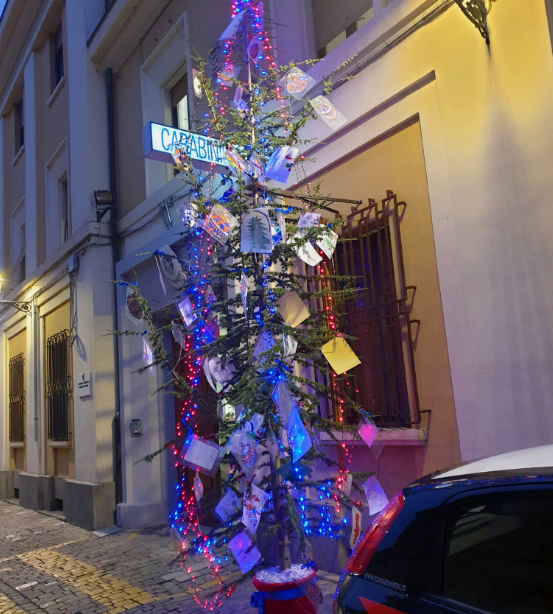 I disegni dei bambini della Leopardi e Collodi addobbano l'albero di natale fuori la caserma dei carabinieri in via Marchetti, a Senigallia