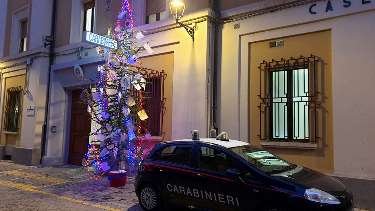 I disegni dei bambini della Leopardi e Collodi addobbano l'albero di natale fuori la caserma dei carabinieri in via Marchetti, a Senigallia
