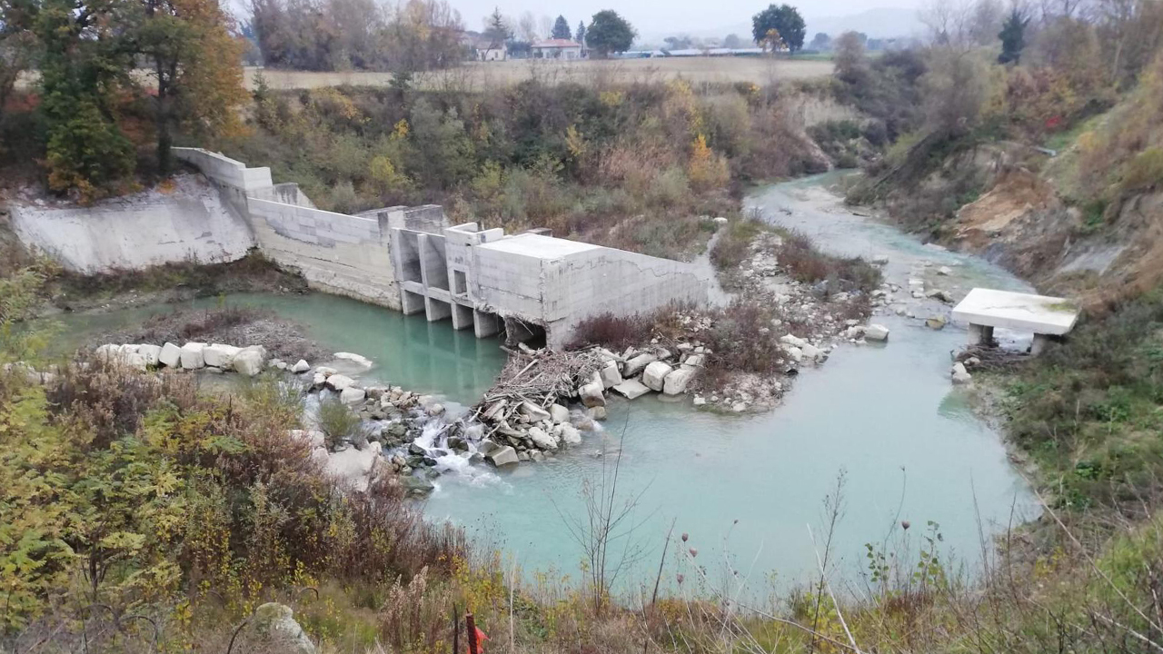 Il cantiere abbandonato e il degrado sul fiume Cesano a Corinaldo, dove dovrebbe sorgere una centrale idroelettrica