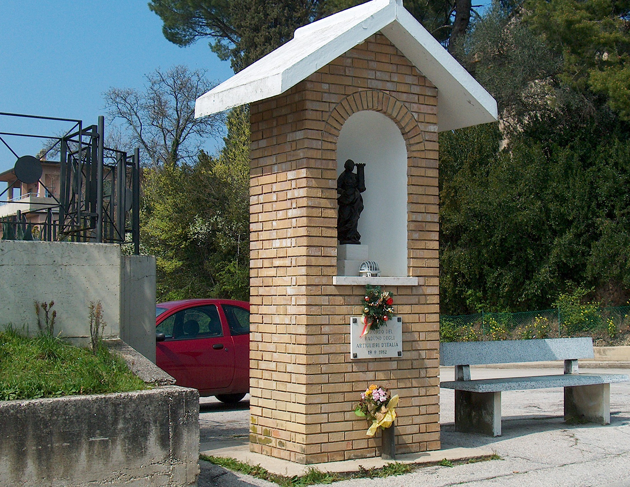 L’edicola dedicata a Santa Barbara, in via san Francesco, a Ostra, eretta nel 1982