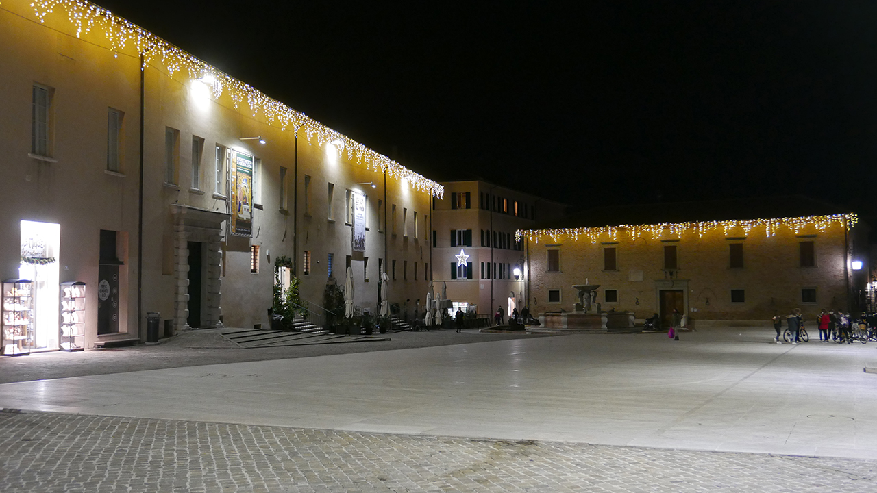 Le luci di natale 2020 a Senigallia: piazza del Duca