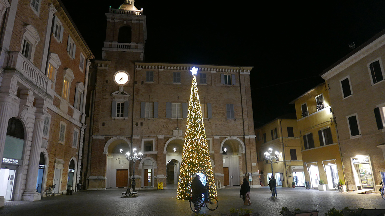 Le luci di natale 2020 a Senigallia: piazza Roma