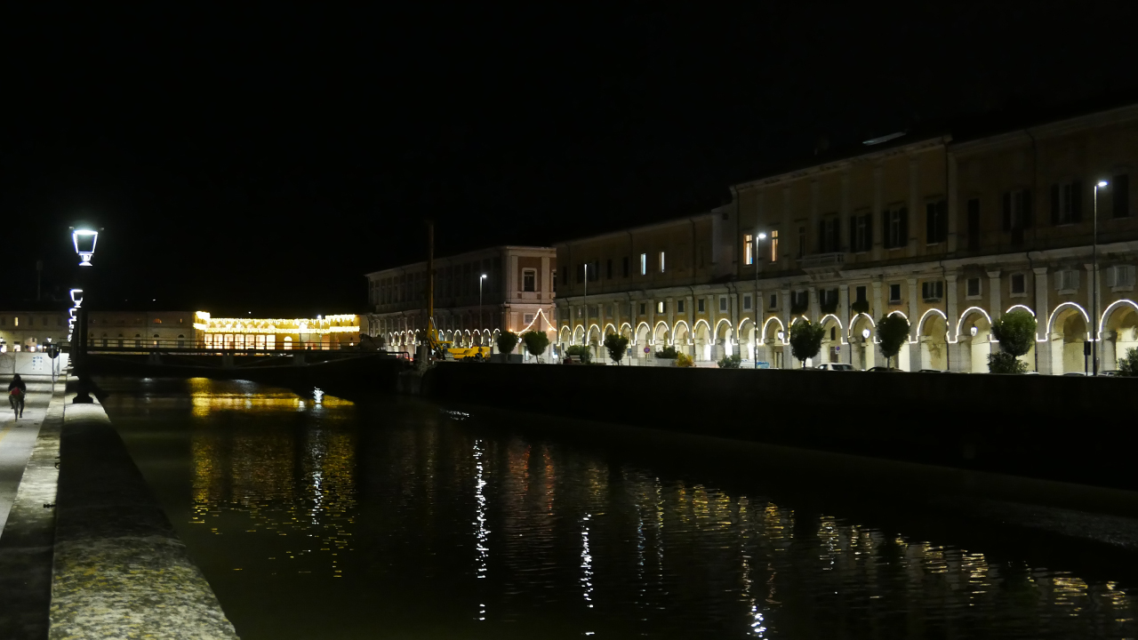 Le luci di natale 2020 a Senigallia: via Portici Ercolani