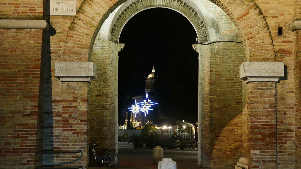 Le luci di natale 2020 a Senigallia: via Carducci