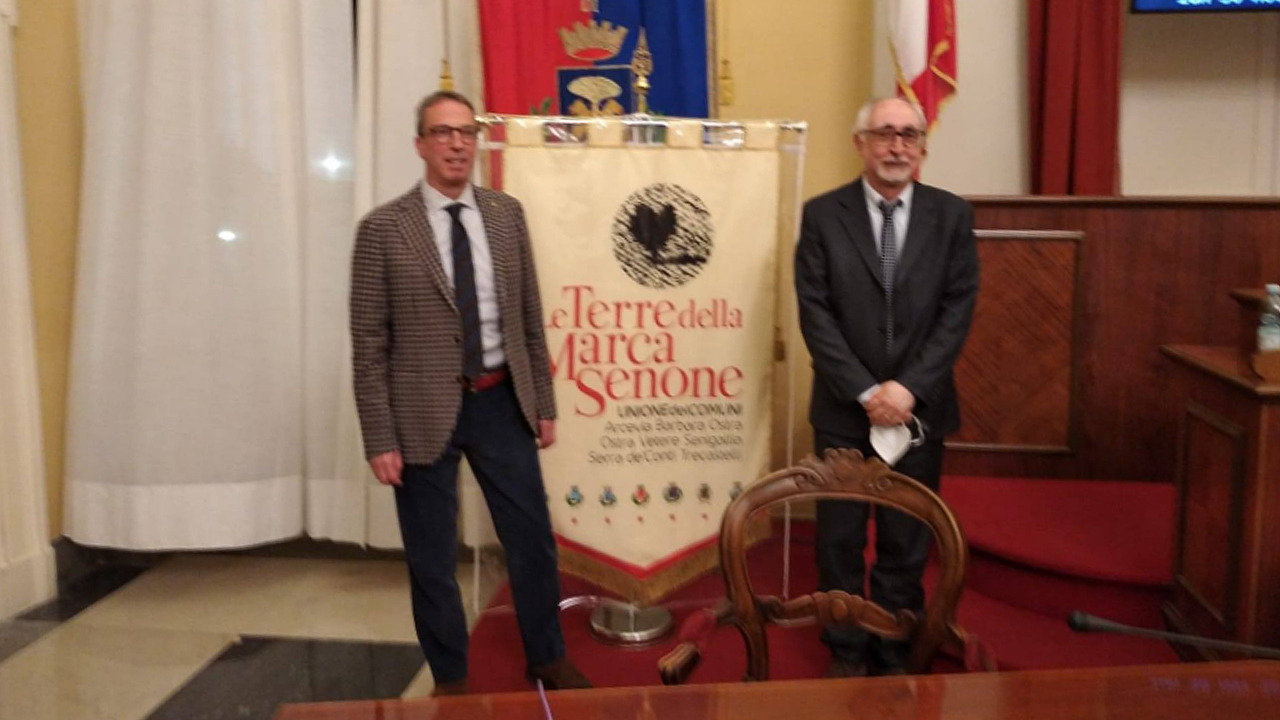 A sinistra Dario Perticaroli, nuovo presidente dell'unione dei comuni "Le terre della marca senone"; a destra Luigi Rebecchini, riconfermato presidente del consiglio dell'ente