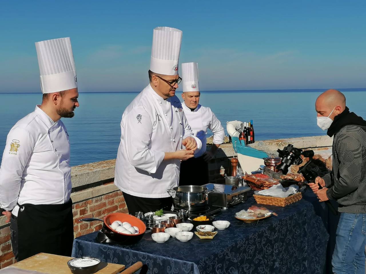 Lo chef Borsini durante le riprese