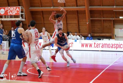Basket, la Ristopro Fabriano vince in rimonta a Teramo
