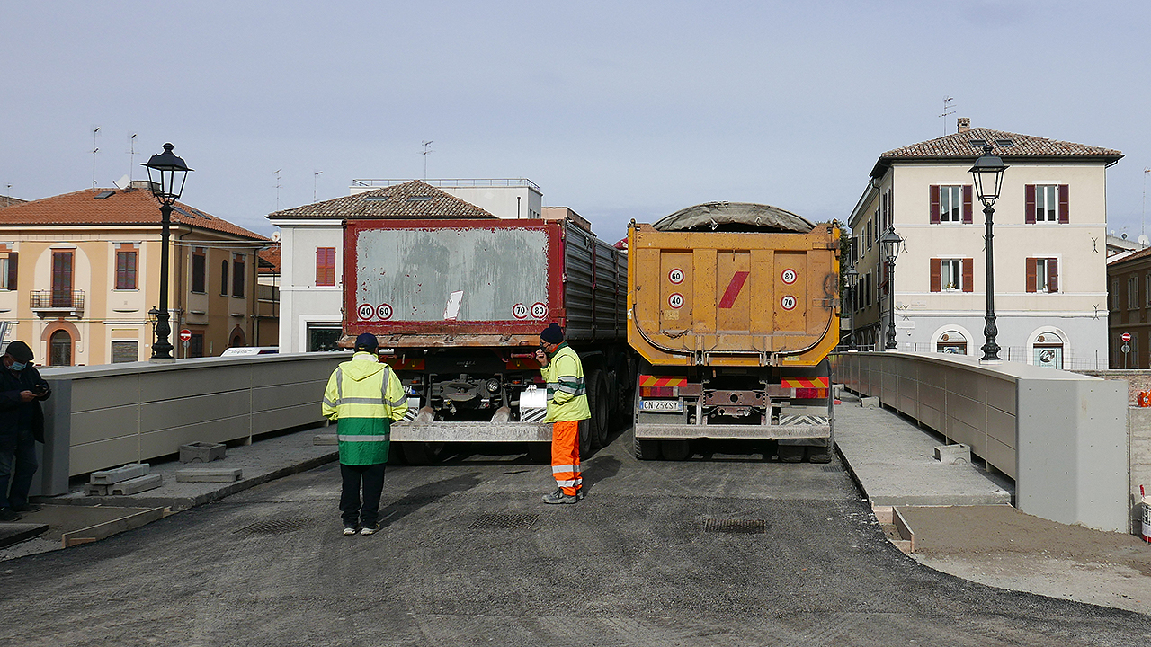 La prova di carico sul nuovo ponte II Giugno di Senigallia